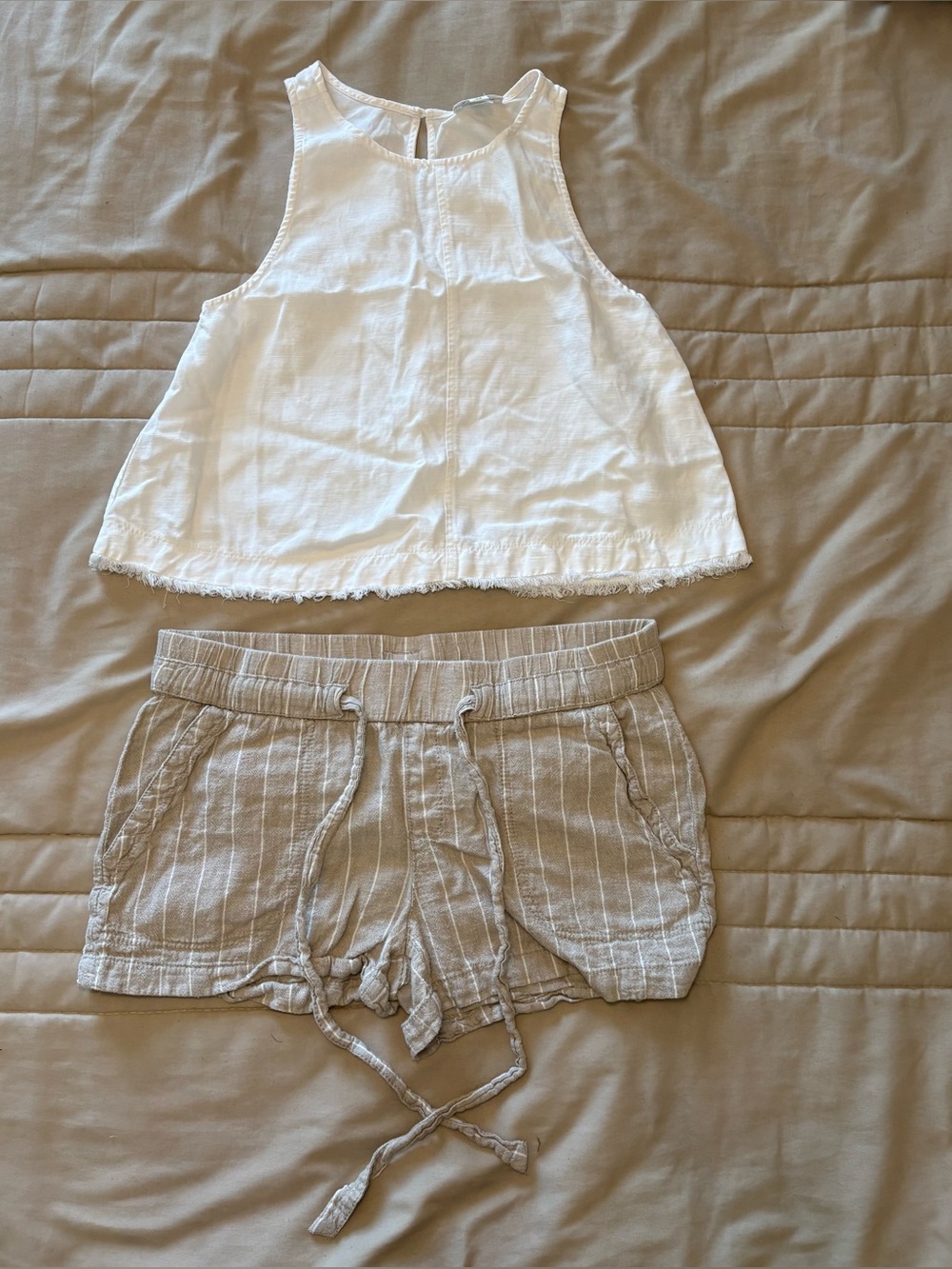 White Sleeveless Linen Crop Top and beige shorts set- lot of 2 items - Picture 7 of 7